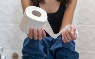 Bác sĩ tiết lộ điều bạn nên làm mỗi khi đi vệ sinh, nghe kinh dị nhưng có lợi cho sức khỏe