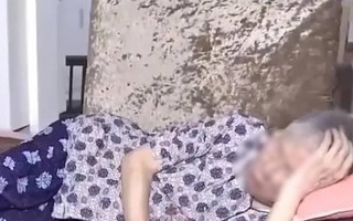 "Em bé khổng lồ" 52 tuổi: 3 lần ly hôn, mẹ già 94 tuổi vẫn phải giặt quần áo, cơm bưng nước rót tận miệng