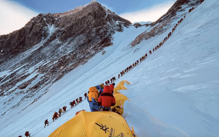 Nepal yêu cầu tất cả những người leo núi Everest phải gắn chip theo dõi