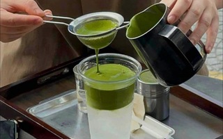 Trend nước dừa kem matcha gây sốt từ Thái sang đến Việt Nam, liệu hương vị có "đáng sợ" như lời đồn?