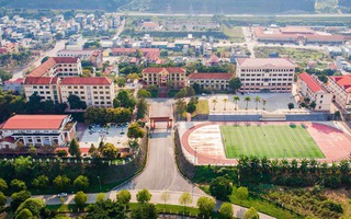 Nữ sinh lớp 11 chuyên toán rơi từ tầng 5 xuống sân trường