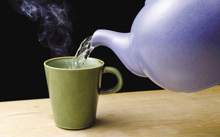 Uống một cốc nước ấm vào khung giờ này còn tốt ngang thuốc bổ tim, chăm chỉ làm còn có da căng bóng!