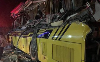Tuyên Quang: Ô tô khách biến dạng sau va chạm với xe container, 5 người tử vong