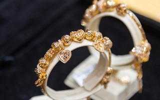 Trang sức bằng vàng giảm giá gần 40% nhân ngày 8/3, hút khách nhà giàu