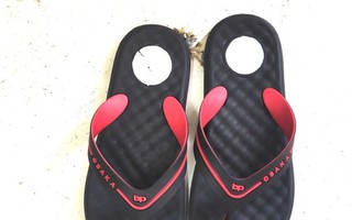 10 thiếu niên đánh gục một người đi đường rồi cướp đôi dép