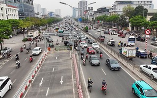 Cầu vượt thép Mai Dịch thi công xong nhưng chưa thông xe, người dân vẫn chật vật di chuyển qua nút "thắt cổ chai"
