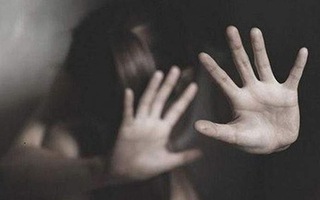 Cha dượng nhiều lần hiếp dâm con riêng mới 13 tuổi của vợ