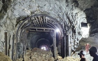 Bao giờ khắc phục xong sự cố sạt lở hầm đường sắt Bãi Gió?