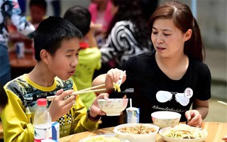 5 hành động trên mâm cơm của con tuy nhỏ nhưng chỉ ra tương lai và sự hiếu thảo sau này, cha mẹ để ý