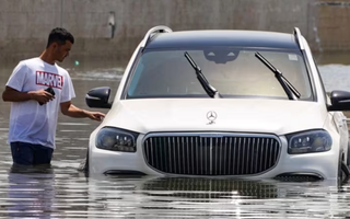 Dubai chìm trong nước nhiều ngày sau trận mưa lớn nhất 75 năm