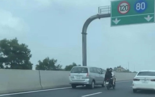Xe máy phi như tên bay ở làn 120km/h trên cao tốc Hà Nội - Hải Phòng