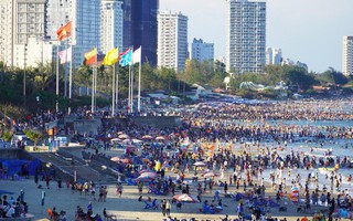 Bãi biển đông nghẹt, Vũng Tàu cảnh báo trẻ em bị lạc khi tắm biển