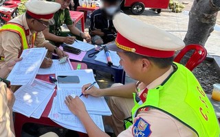 Bị phạt lỗi độ xe, thiếu niên 17 tuổi nói ‘vác mía 15 ngày mới đủ tiền đóng’