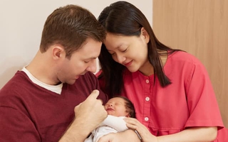 Từng nghĩ không cho con bú vì sợ xấu, diễn viên "giờ vàng VTV" đã thay đổi quan niệm nuôi con bằng sữa mẹ