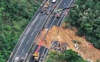 Sập cao tốc ở Trung Quốc, 19 người thiệt mạng