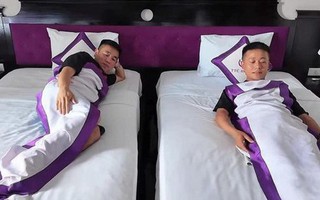 Quang Linh Vlogs thắc mắc sao chăn ở khách sạn lại nhỏ xíu: Hoá ra nhiều người cũng dùng sai công dụng của vật này!