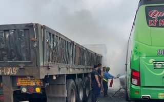 Ô tô khách cháy trên cao tốc Pháp Vân - Cầu Giẽ, hành khách hoảng loạn tháo chạy