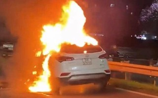 Hà Nội: Ô tô bốc cháy giữa trời mưa trên đường vành đai 3