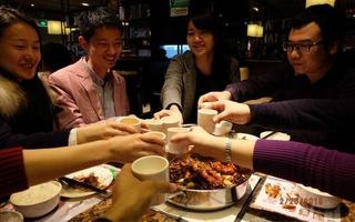 Sau buổi họp lớp, 30 người rời khỏi nhóm chat, 15 người âm thầm xóa liên lạc và không bao giờ gặp lại