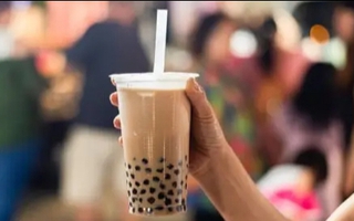 Đòi lại tiền 16 ly trà sữa vì bị từ chối tỏ tình, chàng trai làm 'sôi' mạng Việt