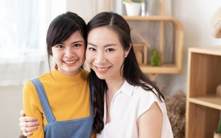 Mẹ Hà Nội chia sẻ cách dạy con đầy táo bạo: "Nếu con thích xem phim "nóng", hãy chọn phim và mẹ sẽ xem cùng"