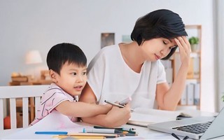 Mẹ đơn thân ở TP.HCM chia sẻ mức học phí hàng tháng của con trai, một giám đốc vào bình luận: Sang hơn cả con tôi!