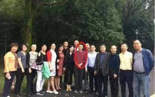 Đến buổi họp lớp, Jack Ma chụp một bức ảnh cũng gây bão mạng xã hội: Người xem gật gù ‘người này xứng đáng nhận sự kính nể’