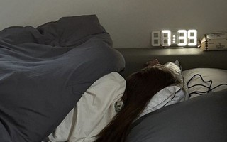 Không phải mê tín, 5 vật dụng đặt đầu giường âm thầm "hút cạn" sức khỏe, càng ngủ càng mệt