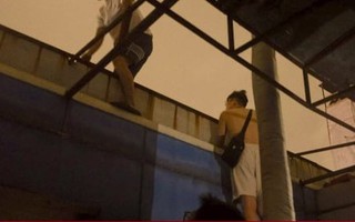 Cháy lớn ở Hà Nội, người dân leo lên mái tôn chạy lửa trong đêm