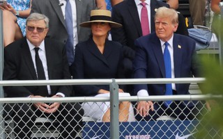 Ông Trump và bà Melania gây chú ý tại lễ tốt nghiệp con trai Barron