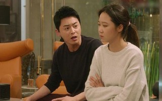 Vợ bất lực vì chồng sống "vô tổ chức": Cho con ăn bánh kẹo tẹt ga, xịt nồng nặc nước hoa rồi ôm con...