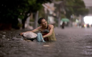 Thành phố Thủ Đức ngập nặng, người dân 'bơi' trong biển nước để về nhà