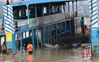 Phà chở khách du lịch ra Cát Bà gặp sự cố: Hoạt động 21 năm, đã hết khấu hao