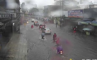 TPHCM mưa trắng trời, nhiều tuyến đường biến thành sông