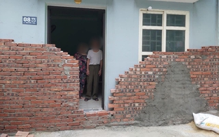 Xôn xao hình ảnh cụ ông cụ bà đứng thẫn thờ trong ngôi nhà bị hàng xóm xây tường bịt kín cửa: Pháp luật quy định thế nào?