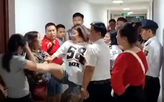 Vụ người phụ nữ đạp cư dân tại chung cư ở Hà Nội: Chủ tịch phường nói gì?