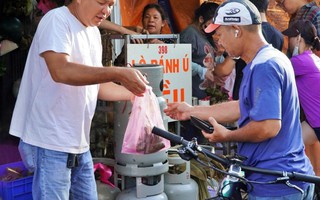 TP.HCM: Chen chân mua bánh đặc sản của người Hoa dịp Tết Đoan ngọ