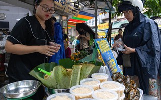 Người dân đội mưa đi sắm lễ trong ngày Tết Đoan Ngọ ở Hà Nội