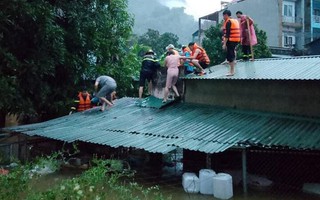 Hà Giang chìm trong biển nước, dân trèo lên mái nhà chờ giải cứu