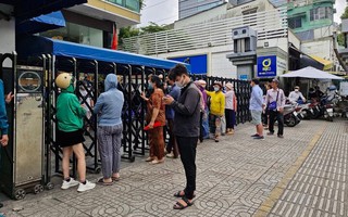 Người TP.HCM xếp hàng từ 4 giờ sáng mua vàng, SJC chỉ bán mỗi người 1 lượng