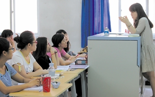 Một nữ giảng viên bị phạt vì đi dạy muộn 29 phút, nguồn cơn như nào mà nhà trường bị chỉ trích "thiếu nhân tính"