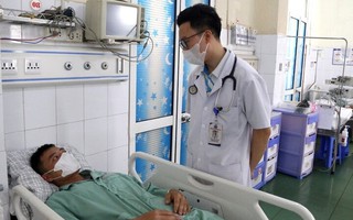Nhập viện cấp cứu sau ăn phở và xúc xích ven đường