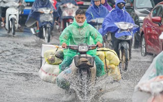 Người Hà Nội vất vả lội nước, đội mưa đi làm sáng đầu tuần