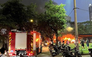 Công an Hà Nội thông tin về vụ cháy ở Cầu Giấy, khói lửa bốc lên dữ dội