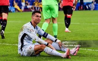 Ronaldo "tịt ngòi" và nhận thẻ vàng, Bồ Đào Nha thua sốc trước đội bóng xếp hạng thấp nhất Euro