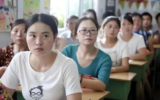 Trường tiểu học tổ chức họp phụ huynh, trang phục của cô giáo khiến cha mẹ sửng sốt: Sao lại mặc áo có dòng chữ phản cảm như vậy?