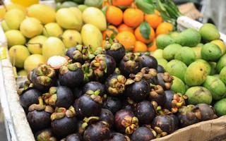 Người Hà Nội sắm Tết Đoan Ngọ, thị trường sôi động, giá vẫn bình ổn