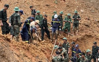 Cảnh sát kể 13 giờ kiếm tìm sự sống giữa hàng nghìn m3 đất đặc quánh ở Hà Giang