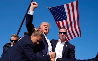 Ông Donald Trump bị bắn khi đang vận động tranh cử