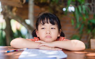 4 trải nghiệm thời thơ ấu khiến trẻ lớn lên trở thành người tự ti, nhạy cảm